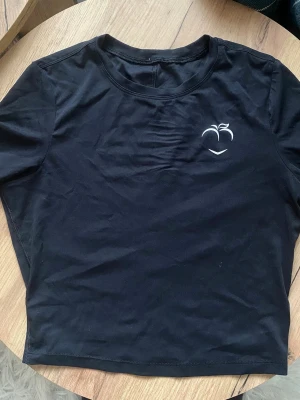 Svart Träningstopp PeachTights  - ✨ Svart träningstopp ifrån Peachtights.se. Tunnare & skönt material. Använd fåtalet gånger och söker ett nytt hem. Storlek XS/S. Nyskick. ✨