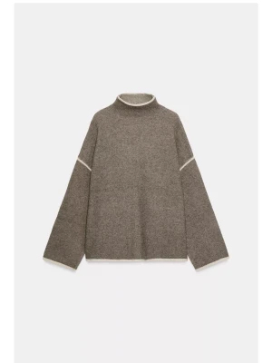 Brun stickad tröja med vida ärmar - Oversized brun stickad tröja med polokrage och kontrasterande vita detaljer vid ärmslut, hals och armar. Använd 1 gång