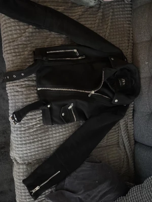 Mocka jacka - Super fin mocka jacka ifrån zara som inte säljs längre. Den är i storlek s men passar Xs också. Den är i superfint skicka skriv för fler bilder.