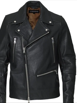 SUPEREXKLUSIV JOHAN LINDEBERG BIKERJACKA / MC-JACKA - NY - Se gärna även mina övriga annonser.  Säljer denna EXTREMT EXKLUSIVA MC/Bikerjacka från svenska lyxiga Johan Lindeberg.   Helt ny!  Kostar 8 500 kr i butik och online. Jackan är tillverkad i Europa med italienskt äkta skinn i superkvalité.  Varenda liten söm och detalj är så otroligt genomtänkt och ultralyxig.  Jag har drastiskt gått ner i vikt med 2 storlekar, och har inte hunnit njuta av den, så den är oanvänd. Jag har många fler jackor och hann inte börja använda denna tyvärr. Passar även L-XL