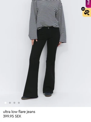 Ultra low waist bootcut jeans - Svarta ultra low waist bootcut jeans i storlek 38 från GinaTricot. Säljer då dom är lite stora på mig och hann ta bort lappen, som nya❣️❣️Skickar inom 24-48 timmar 🚚