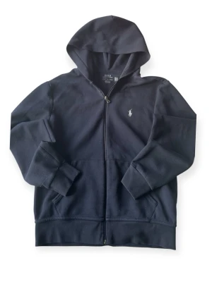 Ralph lauren zipper - • Bra pris💰 • Priset går att diskutera 🗣️ • Premium förpackning m.m. 😋🍭 • Fler foton finns 📸 • Mycket bra skick ✅ • Skickar fort💨 📦 • Äkta ✅ • Stilren 👔 • Fråga saker! 🙋 • Tröjan är lite nopprig  • Strl: 170cm/XS