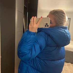 Blå pufferjacka - Säljer en snygg blå pufferjacka i mycket bra skick. Jackan är perfekt för kalla dagar med sin tjocka vaddering. Den är perfekt för både höst och vinter. Perfekt för att hålla sig varm!🩵❄️