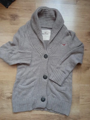 Vintage Hollister kofta - OBS koftan kommer in nästa vecka så passa på att vara den som reserverar🤩🤩.                                                     Koftan är riktigt fet och är vintage vilket som är mycket populärt i nuläget. Storleken är S. Startpriset börjar på 699 men kan diskuteras 