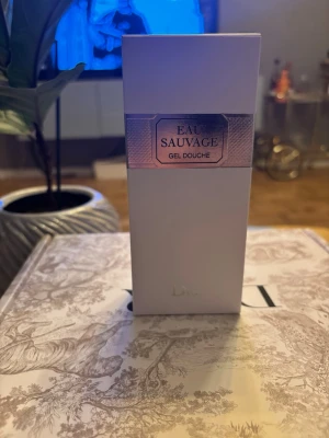 Dior Eau Sauvage duschgel 200ml - Lyxig duschgel från Dior i serien Eau Sauvage. Förpackningen är elegant vit med silverdetaljer och rymmer 200 ml. Perfekt för dig som vill ha en fräsch och klassisk doft i duschen. Passar  både som present och till dig själv. Plasten borta men är ej använd eller öppnad 