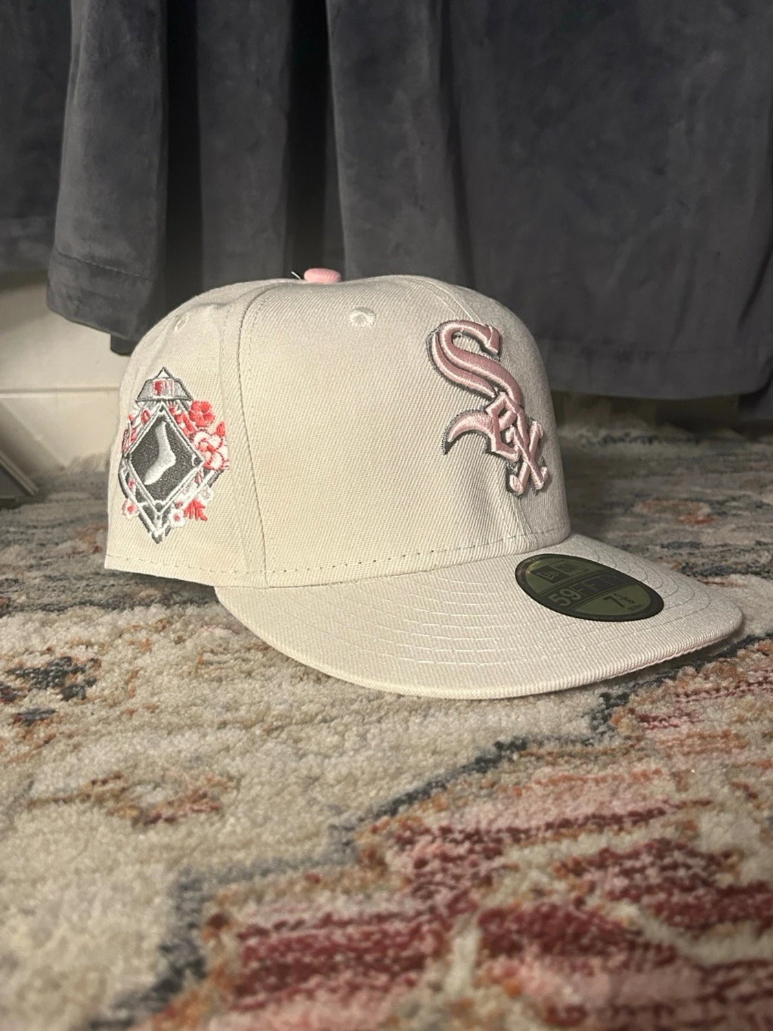 Vit New Era keps med rosa brodyr - 1