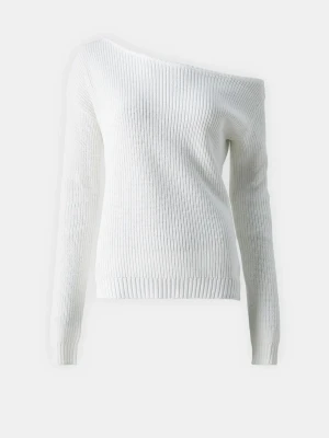 Vit offshoulder stickad tröja - Trendig vit stickad tröja med offshoulder-design och långa ärmar. Ribbstickad struktur ger en snygg och enkel look som passar perfekt till jeans eller kjol. Perfekt för dig som gillar stilrena och moderna plagg.