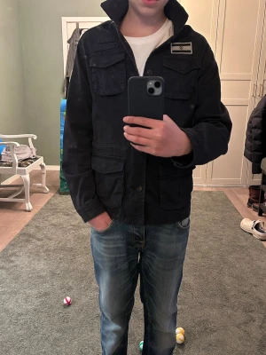 Overshirt - Hejjj och välkomna till BL just nu säljer jag min mörkblåa overshort den är inprincip ny han på är 168 passar perfekt på han kan passa 170 pris är diskuterbart mvh BL