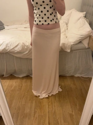 Maxikjol - Kjol från NA-KD med volanger nedtill ( kan finans gräsfläckar nedantill)