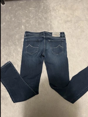 Jacob Cohën 622 Comfort - Säljer nu mina riktigt schyssta Jacob Cohën 622 Comfort! Lätt den skönaste modellen, med riktigt fint stretchigt material. Lätt de skönaste jag någonsin har burit!                                        ✅Storlek: 31 (Passar dig som har 31/32) ✅Skick: Väldigt gott skick (Se bilder) ✅Modell: 622 Comfort ✅Nypris: 6199kr ✅Fraktar inom 24h från köp!⏱️ Obs! Vid snabb affär är priser diskuterbart! Notera J:et på byxorna! Men det är en bagatell om du har bälte!