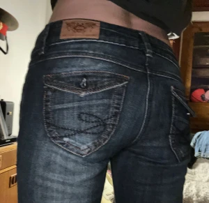 Y2K bootcut jeans - Jättesnygga bootcut jeans med fina detaljer. Passar XS/S. Mycket bra skick. Midjemått är 35cm och Innerbenslängden ca 80cm.