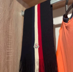 Moncler halsduk - Knappt använd matchar inte min stil. Den är i väldigt bra skick den är väldigt bra o ha på nu i denna kylan den är köpt på mythresa för 2539kr även kvitto finns på email.hör av er vid frågor och funderingar