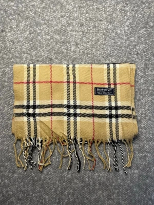 Burberry Halsduk Beige - Klassisk Burberry-halsduk i 100 % lammull. Mjuk och varm med tidlöst rutmönster i beige, svart, vitt och rött. Originaletikett, Made in England. 7B