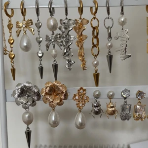Mixade örhängen med pärlor och hängen - Skriv för priser 