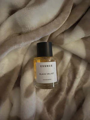 ESSNCE Black Velvet Eau de Parfum - Tagit enstaka sprut men passade inte mig, så nästan helt full