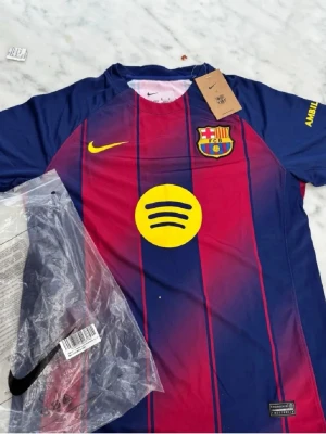 FC Barcelona matchtröja Nike - Säljer en FC Barcelona matchtröja från Nike i klassiska blå och vinröda färger med gula detaljer. Tröjan har klubbmärke, Nike-logga och Spotify-logga på bröstet. Tillverkad i lätt och ventilerande material, perfekt för fotbollsträning eller match.