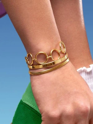 Kedjearmband i Stål med 18K Pvd Guld, Vattentåligt - HELENA - Detta eleganta armband är tillverkad av rostfritt stål med 18k PVD-guldplätering. Smycket är hypoallergent och vattentåligt – perfekt för daglig användning, även i dusch, träning eller på resa och är lämpliga även för känslig hud.  Material: Rostfritt stål Plätering: 18k guldplätering (PVD) Längd: 16+5 cm Vikt: 11-12 g