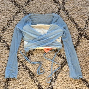 topp med knytning - Superfin topp med mesh knytning runt som man kan justera hur som!! 