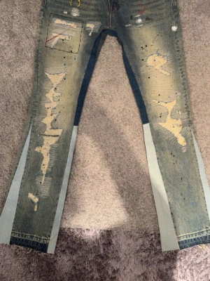 Blå flared jeans - Säljer ett par helt nya Moray jeans i storlek 32(S), säljes pga fel storlek, aldrig använda.