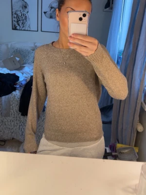  Beige/brun tröja från Vero Moda – storlek XS - Mjuk och skön tröja från Vero Moda i beige/brun nyans, storlek XS. Använd mycket sparsamt och i fint skick. Säljer eftersom den aldrig används. 
