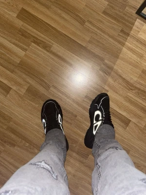 Svarta Dior sneakers med vita detaljer - Säljer ett par svarta Dior b30 sneakers som är använda några gånger och passar till allt. 