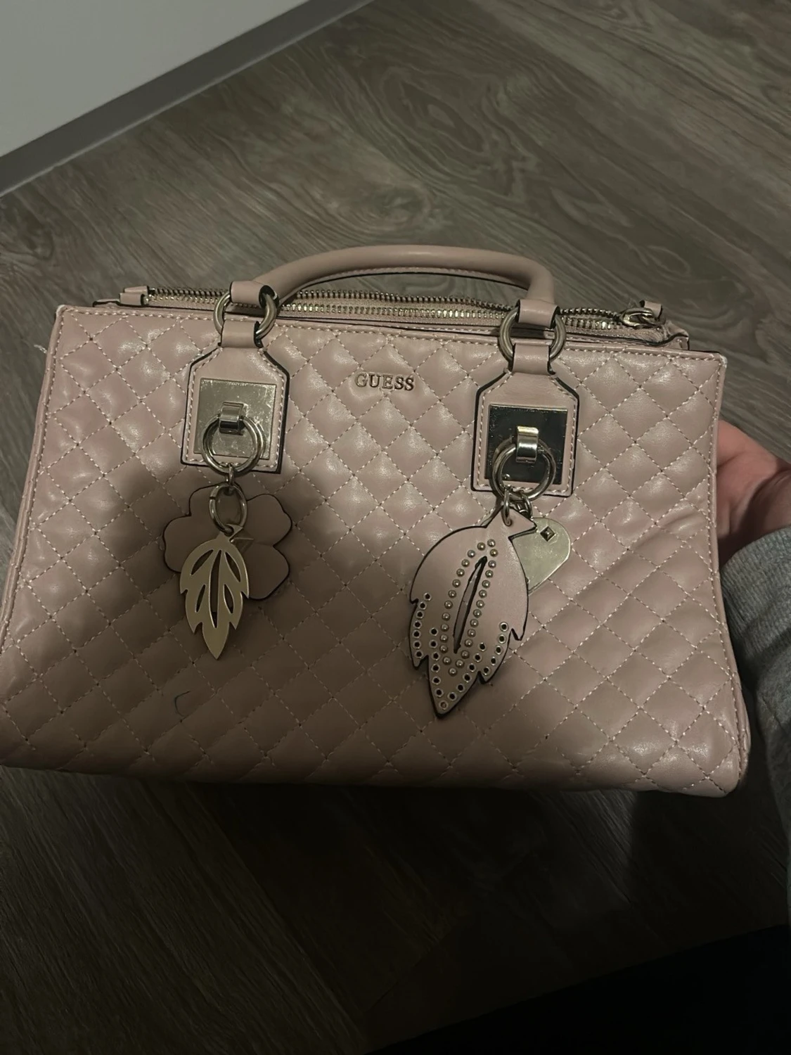 Ljusrosa quiltad handväska Guess