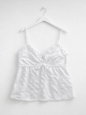 Nytt vitt broderat linne med volanger från Lager 157, strlk M - Ett mycket fint och gulligt vitt linne från Lager 157 i storlek M. Linnet har vackra broderade detaljer, dekorativa volanger samt en justerbar knytning under bysten som ger en feminin och smickrande passform. Ett perfekt plagg för sommarens varma dagar. Linnet är endast tvättat, aldrig använt, och i nyskick. Köptes för nypris 80kr! FÖRST TILL KVARN!