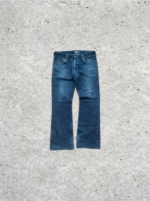 Bootcut Jeans Denim - 🌶️Bootcut jeans med snygg tvätt och små slitningar 🌶️: Size 32W 32L : Perfekt passform : Skick 8/10 två små hål på bild 3 : Inte mycket mer att säga : Fler mått, bilder osv finns i dm's 🙌