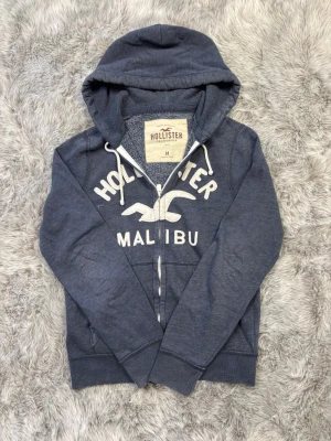 Hollister Hoodie - Säljer denna sällsynta och mycket eftertraktade Hollister hoodie | Storlek M | Mycket bra skick | Vid eventuella frågor hör gärna av dig och erbjuder bra pris vid köp av bundle 😁✅