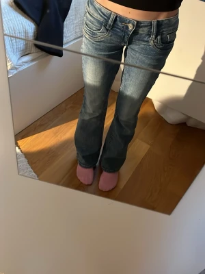 LTB liknande jeans - Snygga blå LTB liknande jeans från Gina Tricot!!☺️ med låg midja och klassiska fickor både fram och bak. Jeansen har en lätt tvättad look och sitter tajt upptill med utsvängda ben. Pris kan alltid diskuteras!!