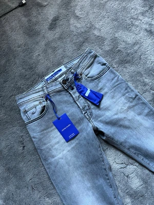 Jacob Cohen jeans (helt nya) - Tja! Säljer nu dessa helt sprillans nya Jacob Cohen jeansen! Jeansen är i den populära modellen BARD, allt ingår, tags, trådrulle, och scarf! Jeansen är i storlek w30! Nypris runt 5000kr! Vårat pris 1699kr! Skriv vid bilder eller frågor! Vid snabbaffär= bättre pris