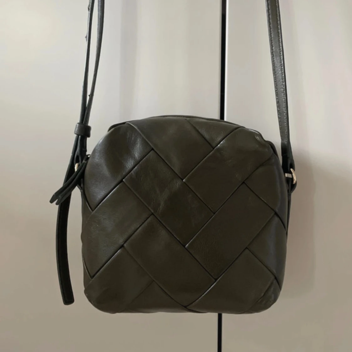 Olivgrön flätad axelväska i skinn