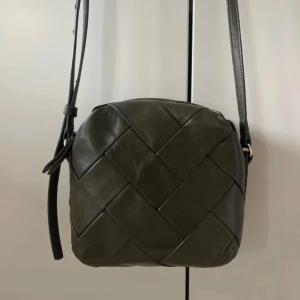 Olivgrön flätad axelväska i skinn - Säljer denna väska från Massimo dutti i äkta läder i en superfin olivgrön färg. Den är i bra skick. Lite slitningar (se sista bilderna)