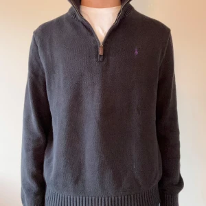 Svart Ralph Lauren quarter zip 🐎  - Svart Ralph Lauren quarter zip 🐎  Skick 7,5/10✅ Inga defekter✅ Nypris ca 2000kr✅ 100% äkta✅ Skriv vid fler frågor eller funderingar!