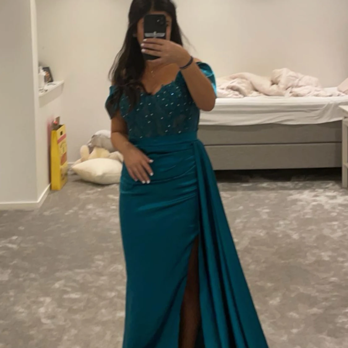 Mörkgrön satin klänning  - 3