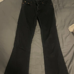 Svarta bootcut jeans från Perfect Jeans - Säljer ett par svarta bootcut jeans från Perfect Jeans i storlek S. Jeansen har klassisk femficksdesign, hög midja och är tillverkade i ett stretchigt bomullsmaterial. Snygg passform med utsvängda ben som ger en trendig siluett.