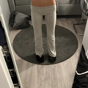 Grå mjukisbyxor från Nelly XXS - Grå mjukisbyxor från Nelly i supermjuk bomullsblandning. Byxorna har låg midja och raka ben med en relaxed fit. Perfekta för chill dagar eller när du vill vara bekväm men ändå se snygg ut.