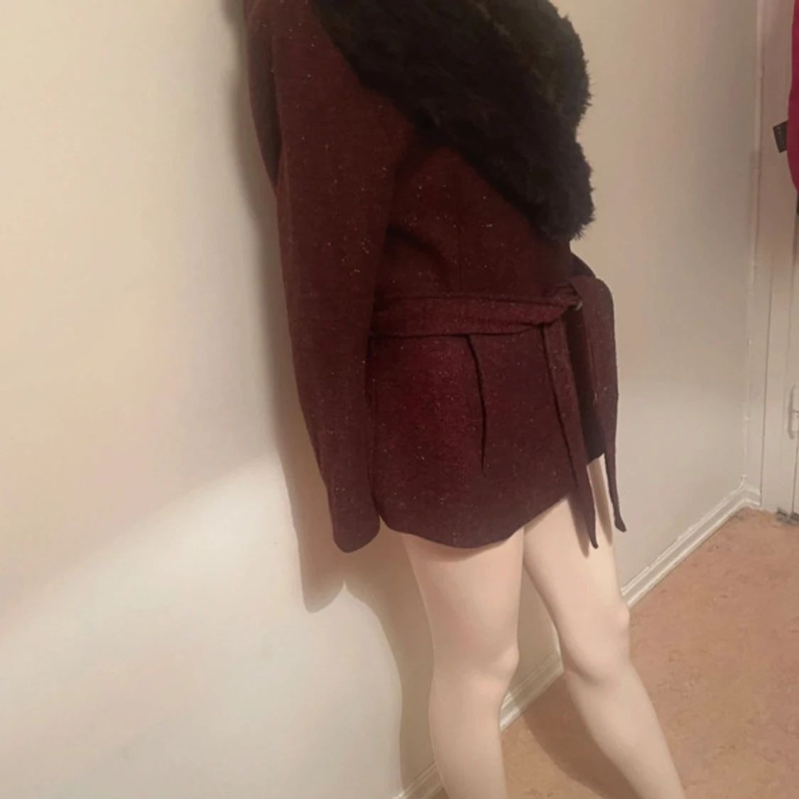 Vinröd kappa med fuskpäls och bälte - 3