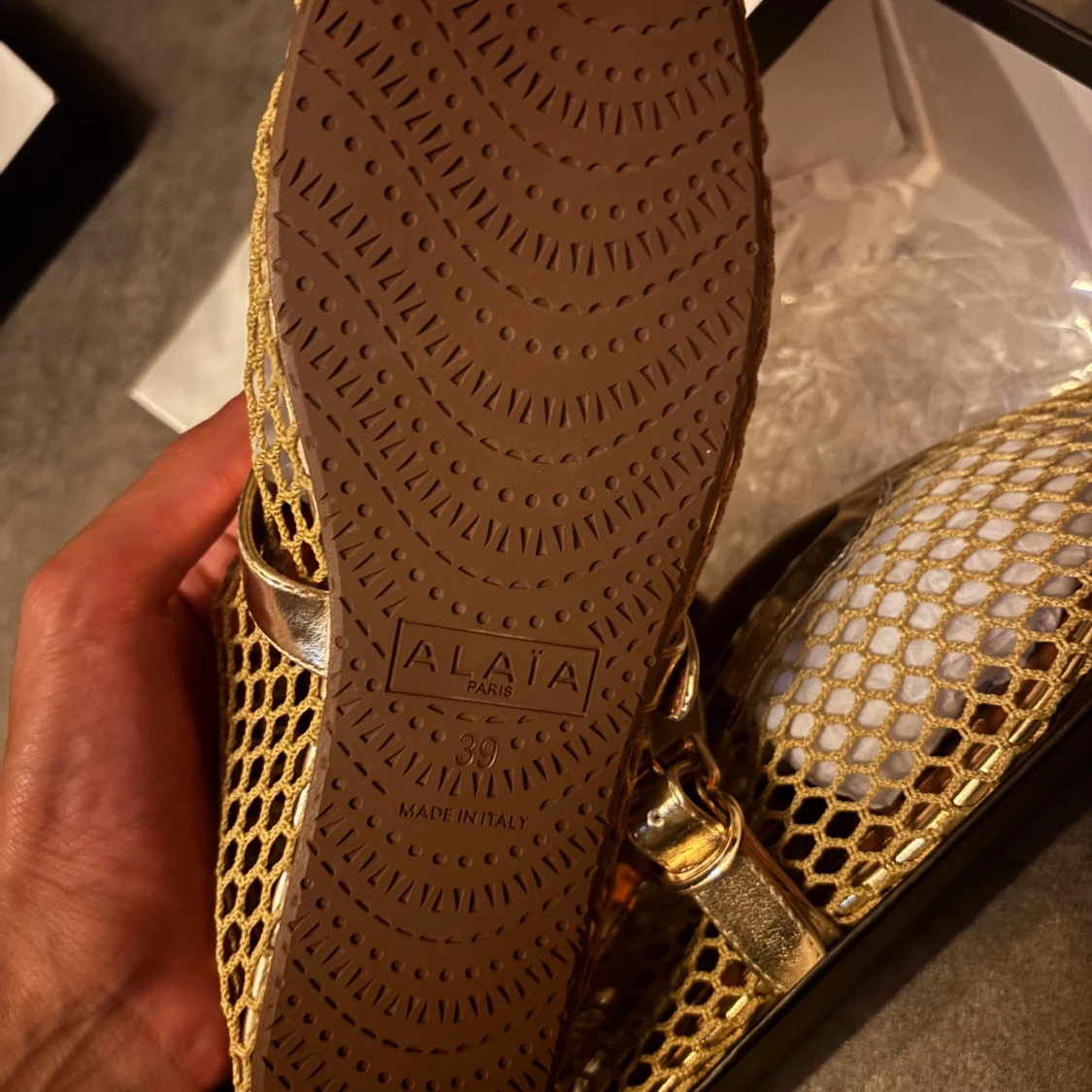 Guldiga nätballerinaskor från Alaïa - 2