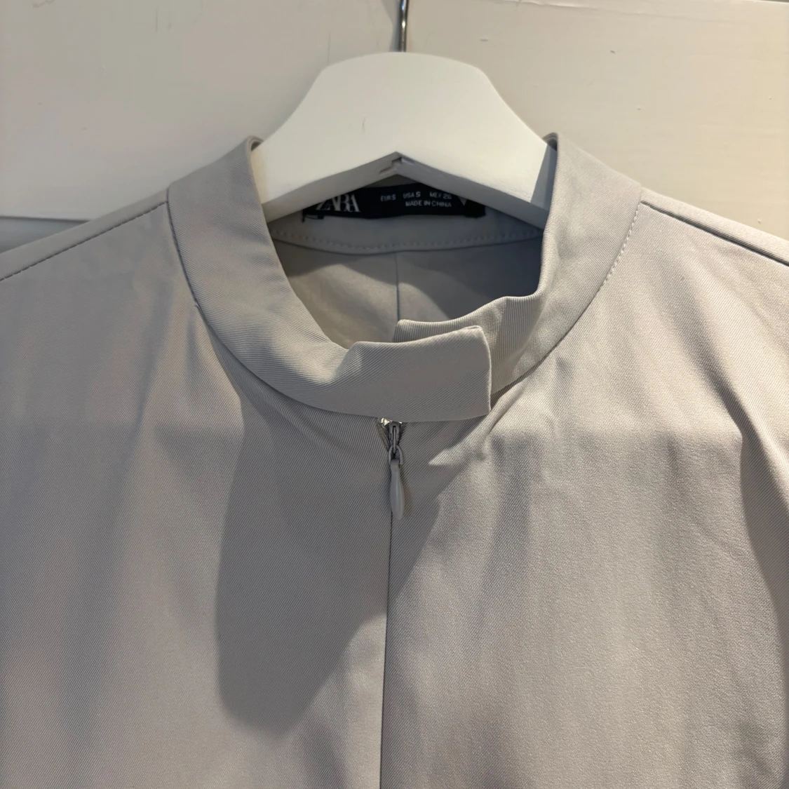 Ljusgrå ärmlös klänning från Zara - 3