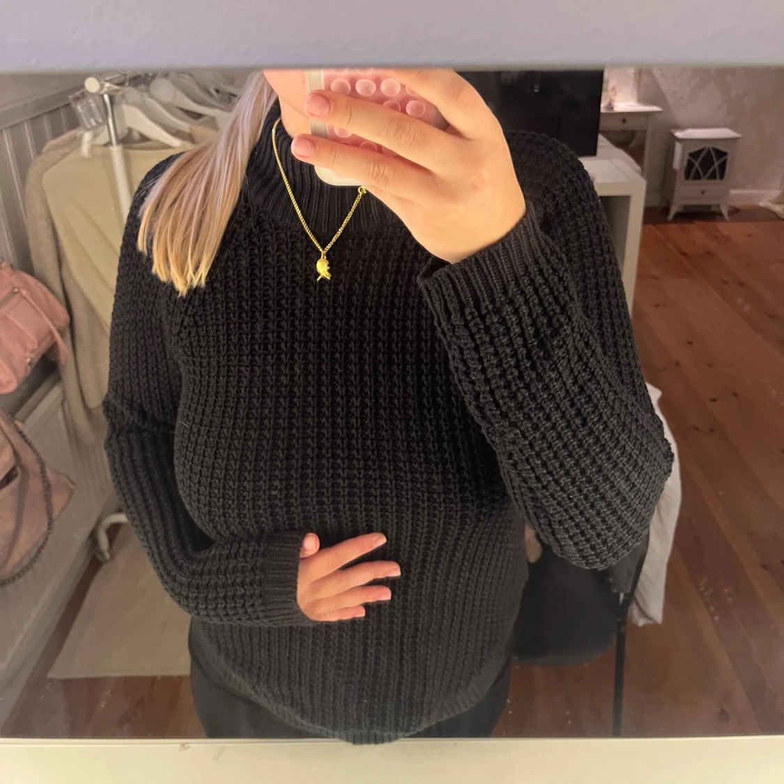 Svart stickad tröja med hög hals