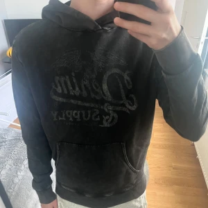 Ralph Lauren hoodie  - Svart hoodie från Ralph Laurens märke Denim & Supply, designen är sliten från fabrik!! Storlek M och passar mig som är 180 rätt så bra, väldigt bra skick, skriv vid frågor!