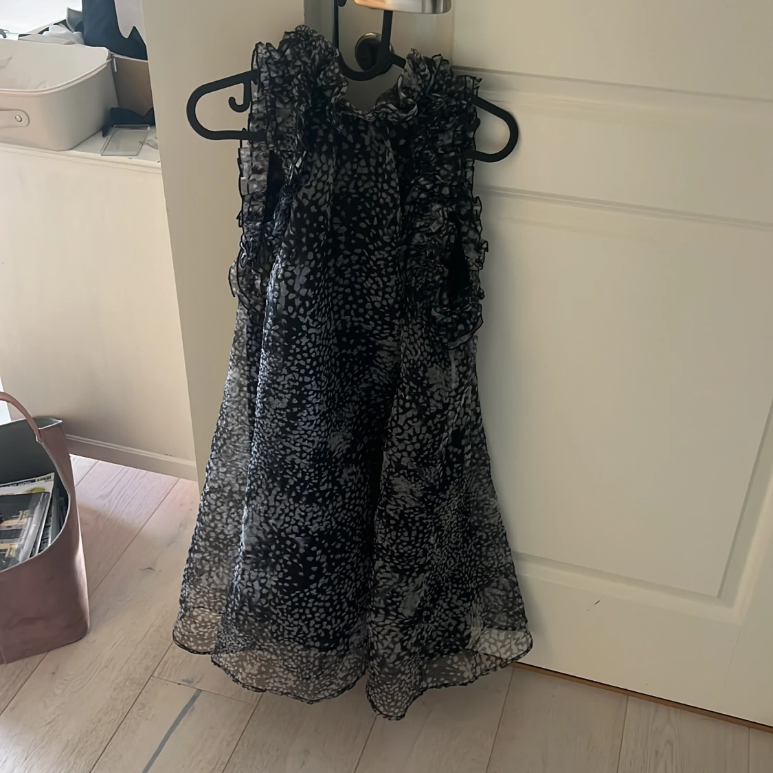 Svart och vit prickig klänning H&M