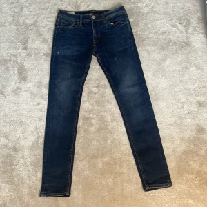 Mörkblå skinny jeans Jack & Jones - Snygga mörkblå skinny jeans från Jack & Jones med klassiska kontrastsömmar och femficksdesign. Jeansen har en smal passform och är tillverkade i stretchigt jeansmaterial för extra komfort. Perfekta för dig som gillar en stilren look. Passar W 31 och L 31.