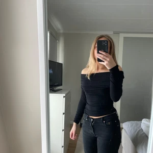 Svart offshoulder långärmad topp - Säljer min snygga topp från Kappahl eftersom den int kommer till användning mer. Den har tajt passform och passar till det mesta!