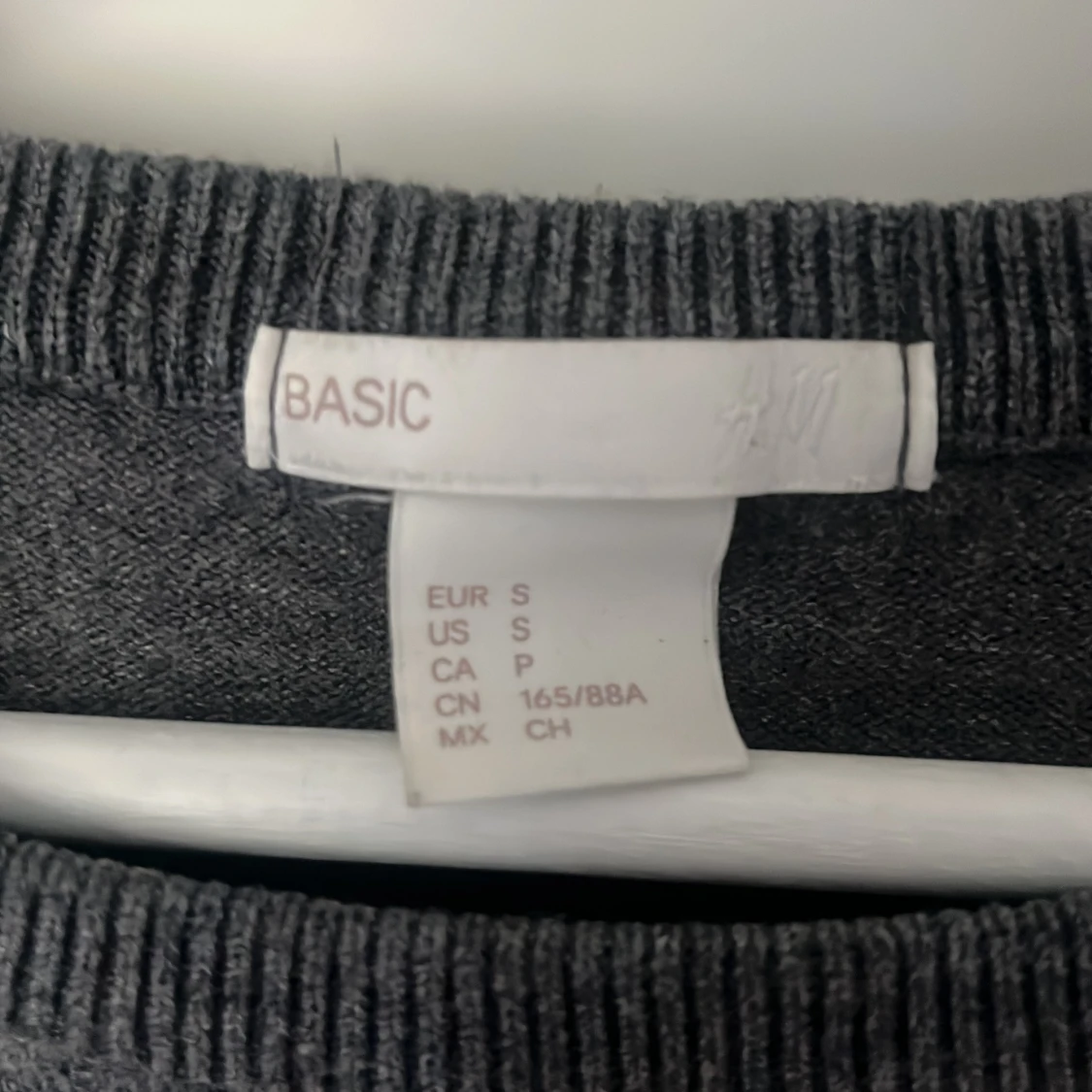 Mörkgrå basic tröja från H&M - 1
