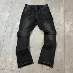 FLARED JEANS MNML - Yo säljer dessa jeans från mnml.