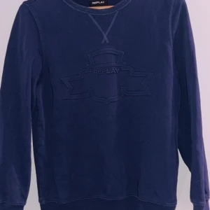 Mörkblå sweatshirt från Replay - Mörkblå sweatshirt från Replay. Storlek XS/S inga defekter.pris kan diskuteras