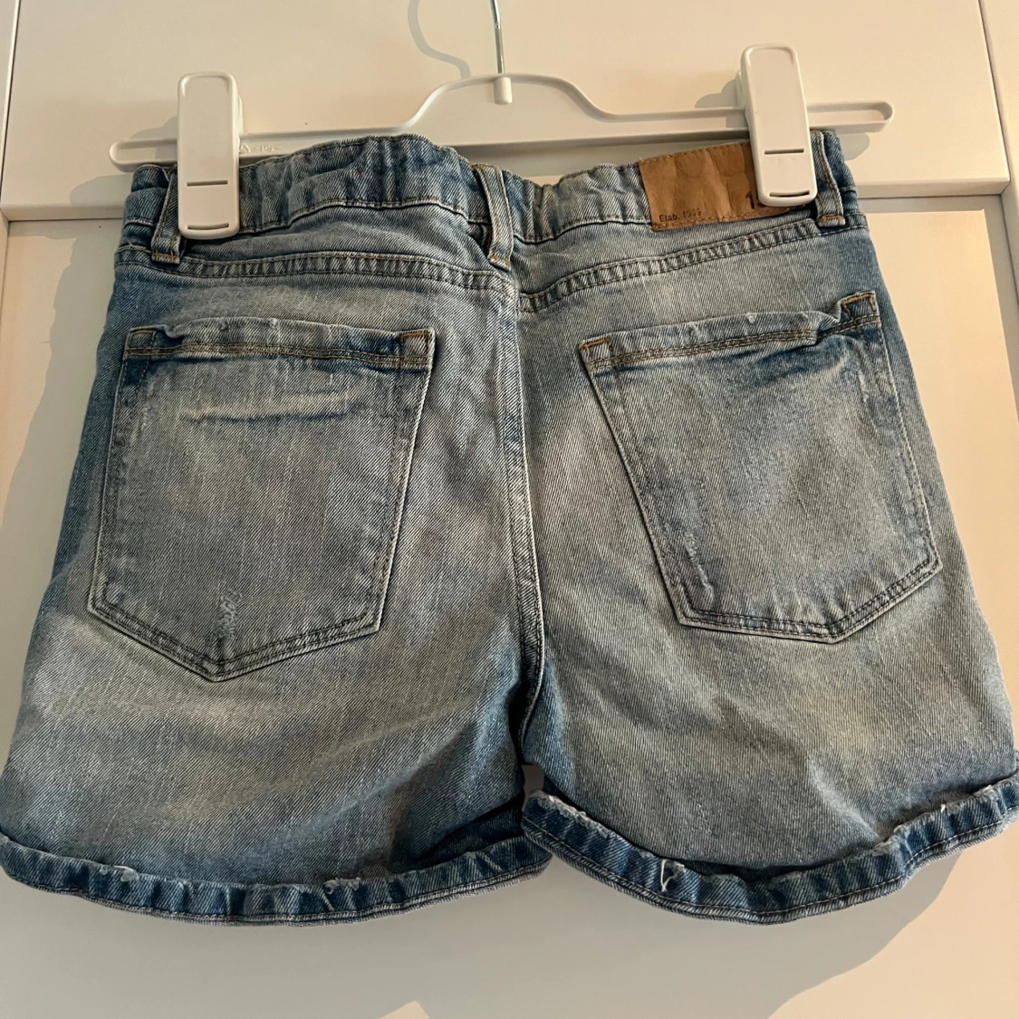 Blå jeansshorts med slitningar 157 - 1