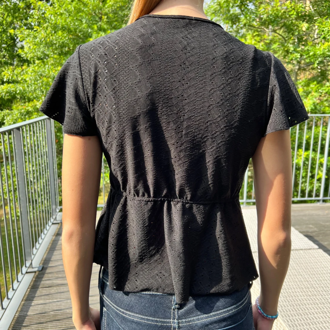 Svart blus med spets och v-ringning - 1